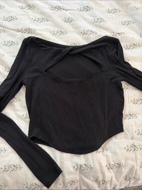 Black Long-Sleeve Women's Top with Twist Back LULULEMON
